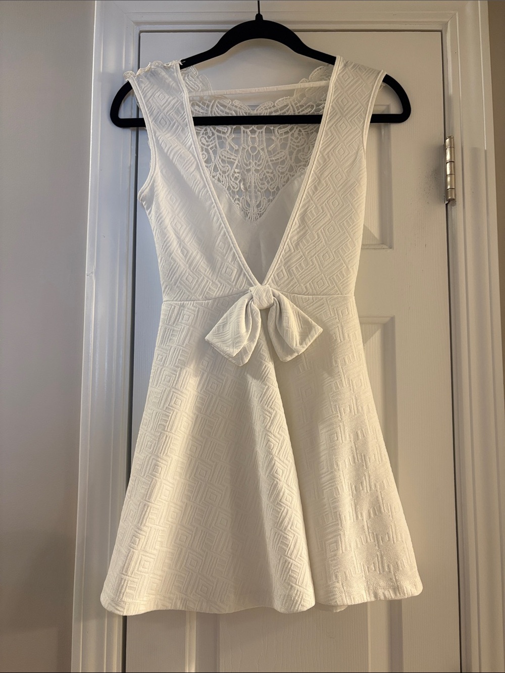 Elegant White Lace Dress with Bow on Back - Picture 2 of 5